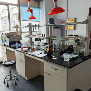 實(shí)驗(yàn)臺(tái)